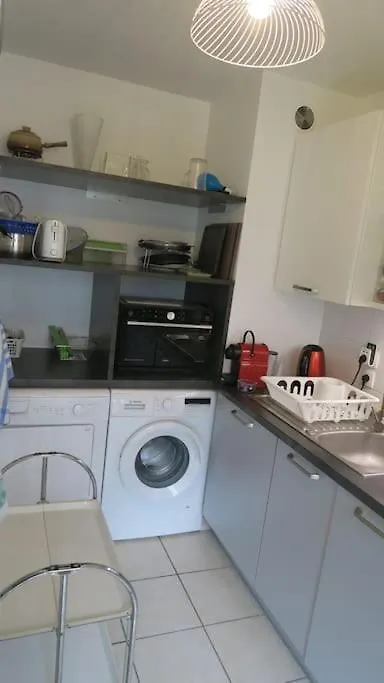 Appartement Confortable Calme Avec Terrasse Proche Metro - Accueil Personnel 리옹 아파트
